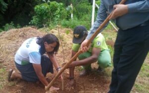 Dom Walmor participa do plantio do jardim de Jequitibás  no Recanto Monsenhor Domingos